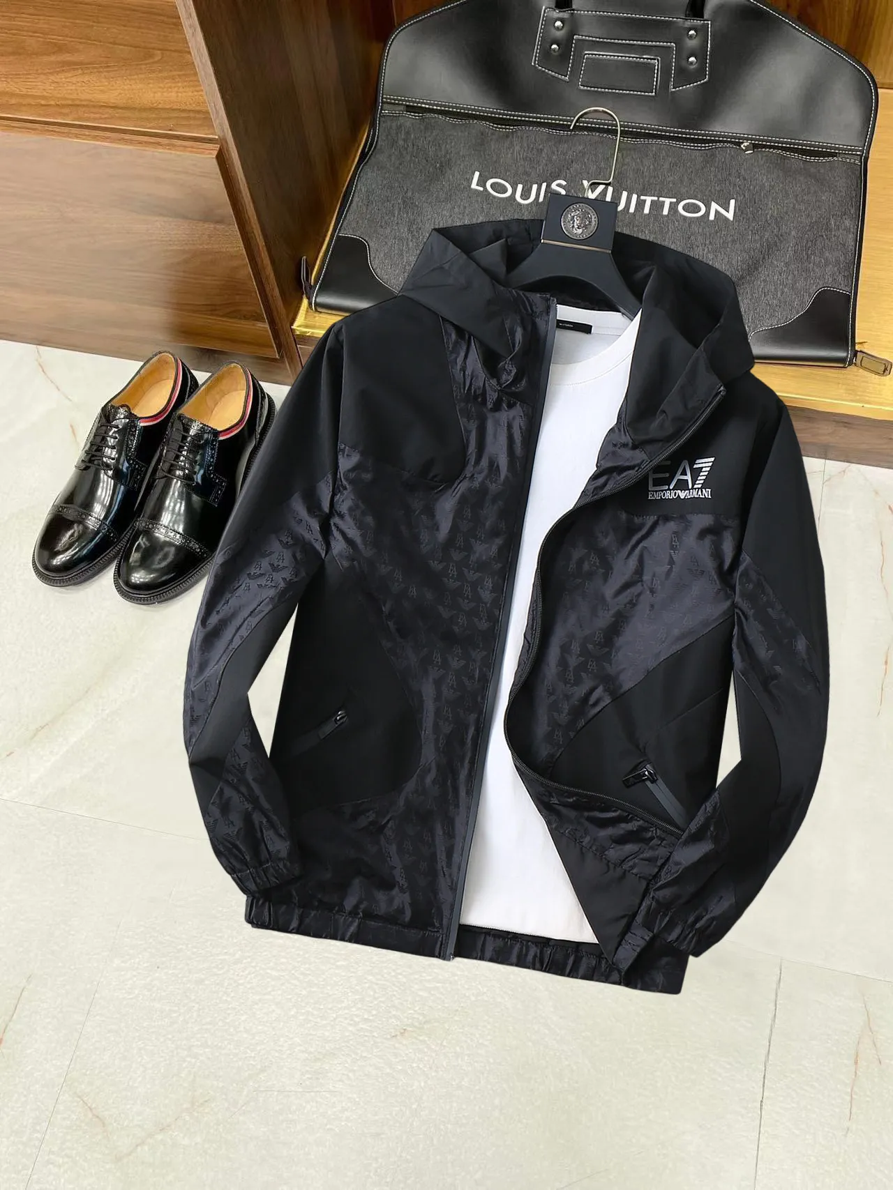 Armani official website Same Style, complete with three labels, on sale in advance. 2026 Autumn and Winter New Arrival men's jacket, Original with complete three labels, Premium version. Custom-made fabrics at the counter. Breathable, high comfort, impeccable details, brand element design concept, reflecting high quality. It feels delicate and soft, presents a casual cut, and has a great upper body shape. Sizes: M～3XL,